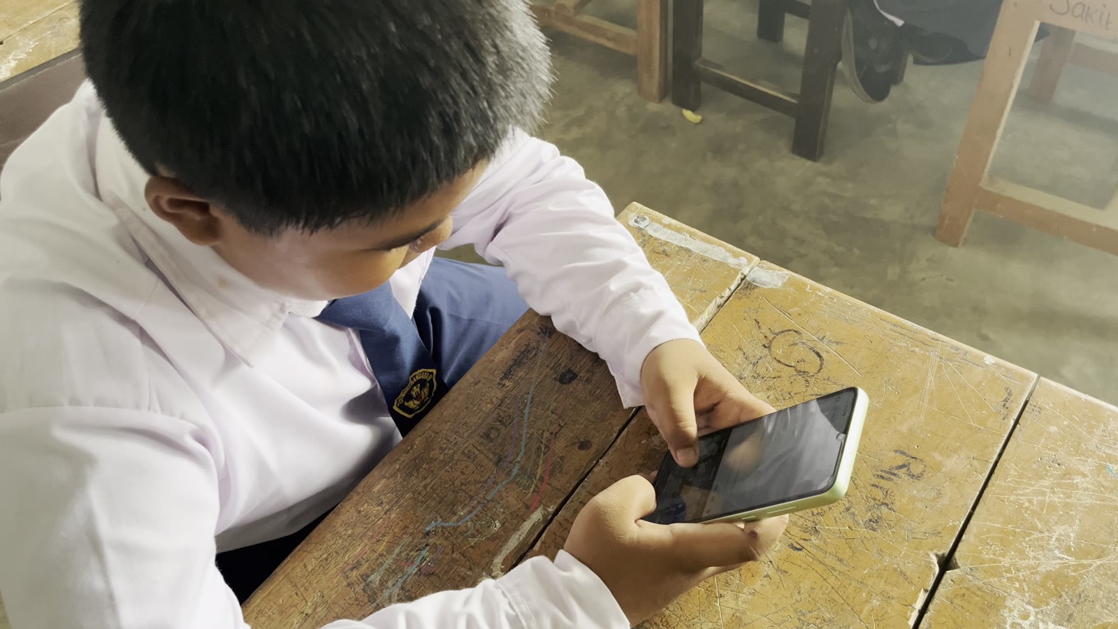 Peserta didik mengeksplorasi bahan mentoring melalui telepon pintar