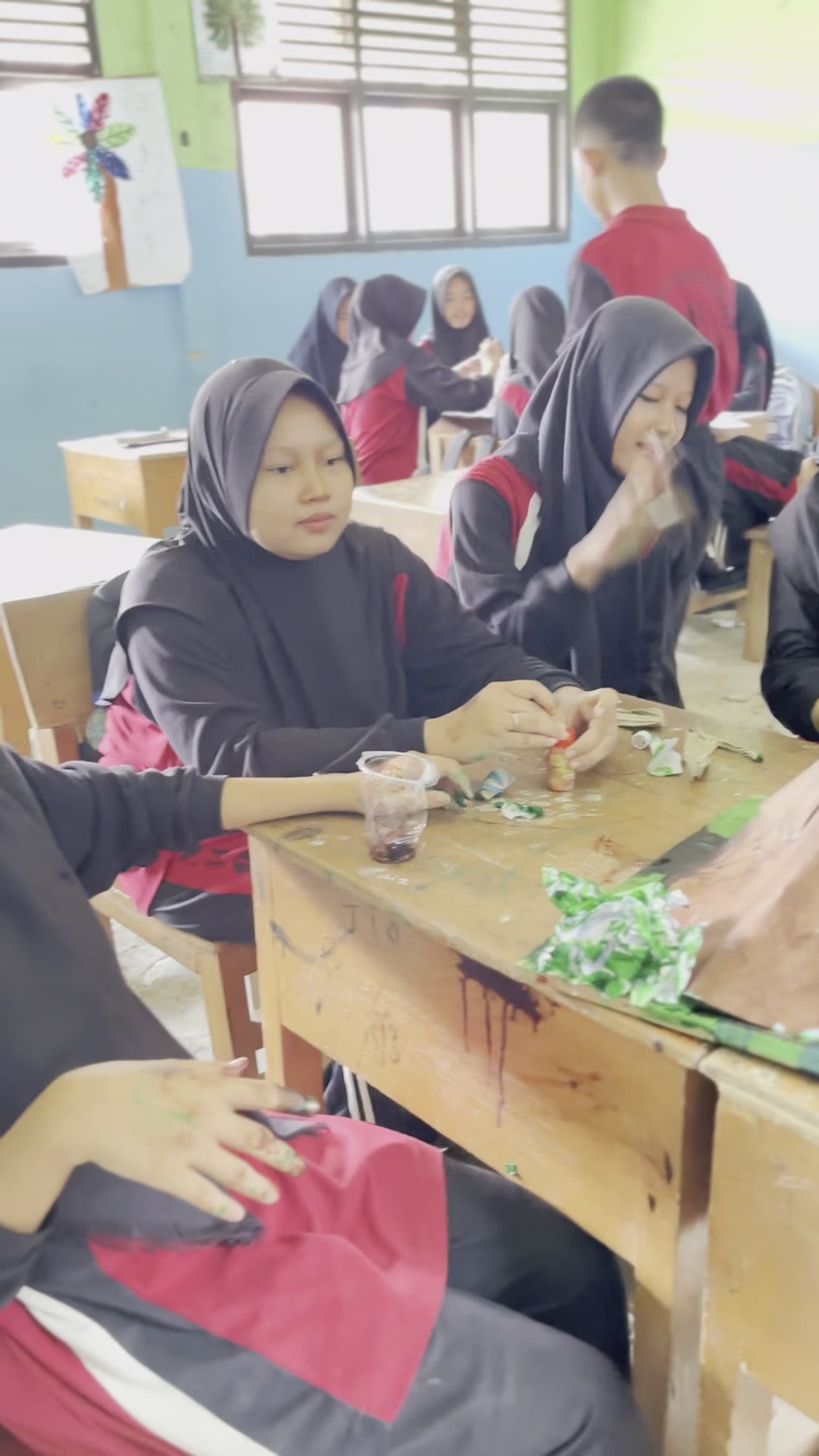 Peserta didik bekerja dalam kelompok untuk menyusun sebuah karya