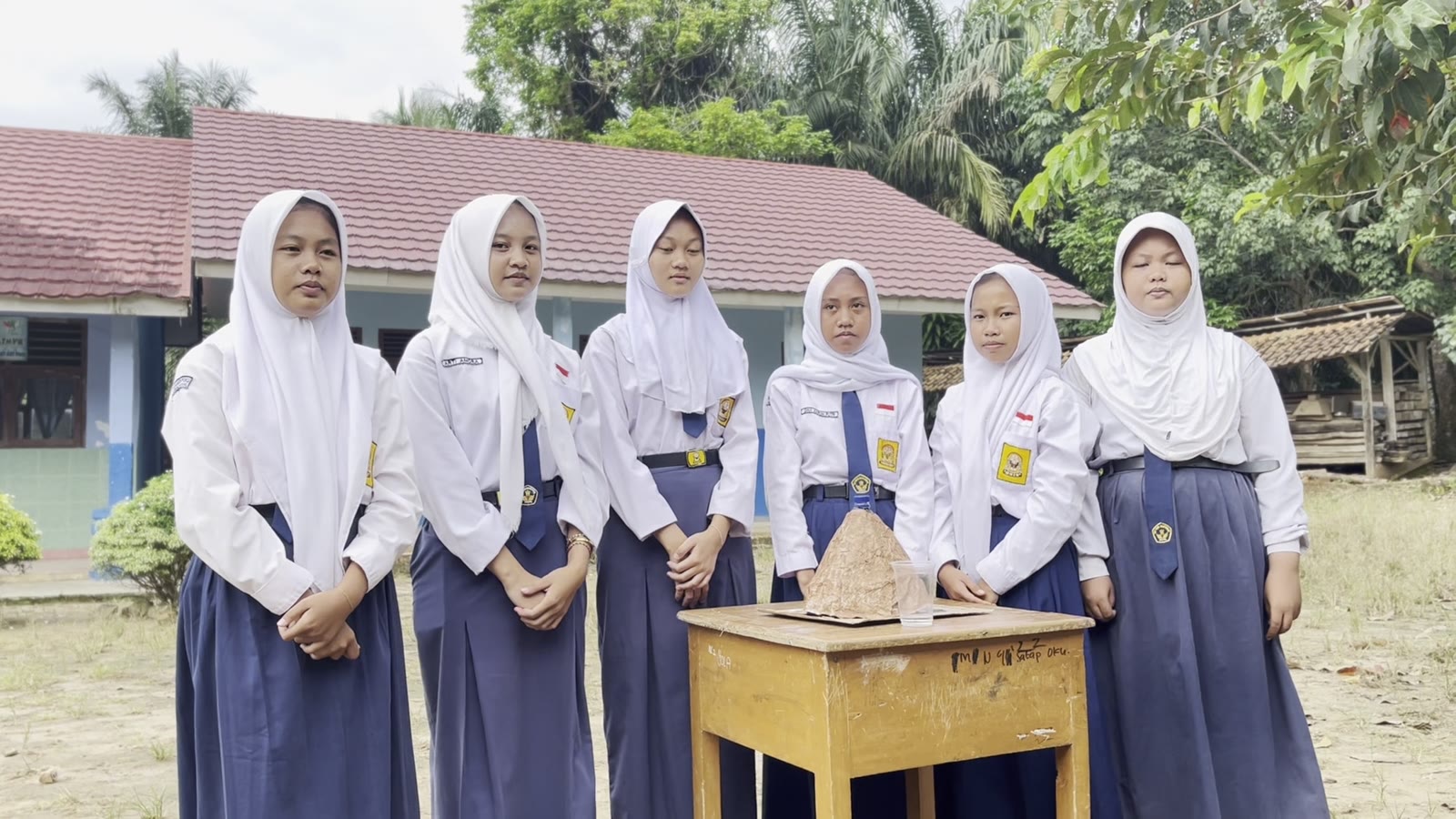 Kelompok peserta didik menampilkan hasil karya di lingkungan sekolah