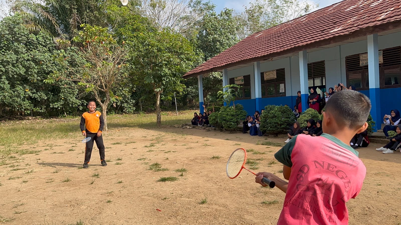 Peserta didik tampil bermain bulu tangkis di hadapan teman-temannya