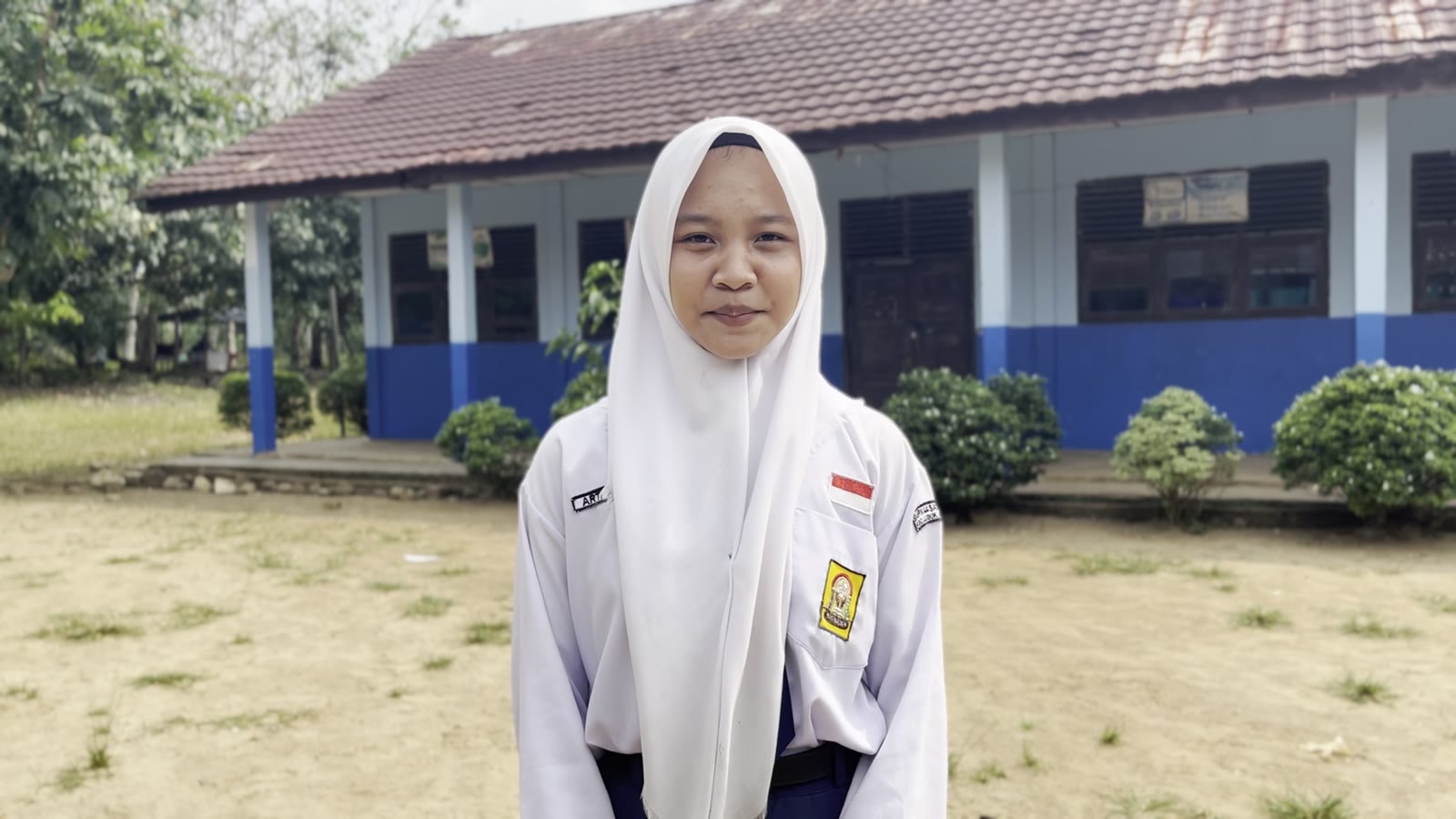 Seorang peserta didik menyampaikan gagasan secara mandiri di halaman sekolah