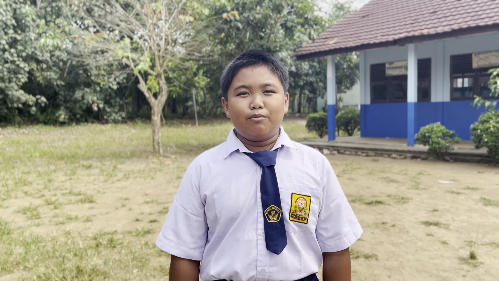 Seorang peserta didik berlatih mengekspresikan diri di lingkungan sekolah