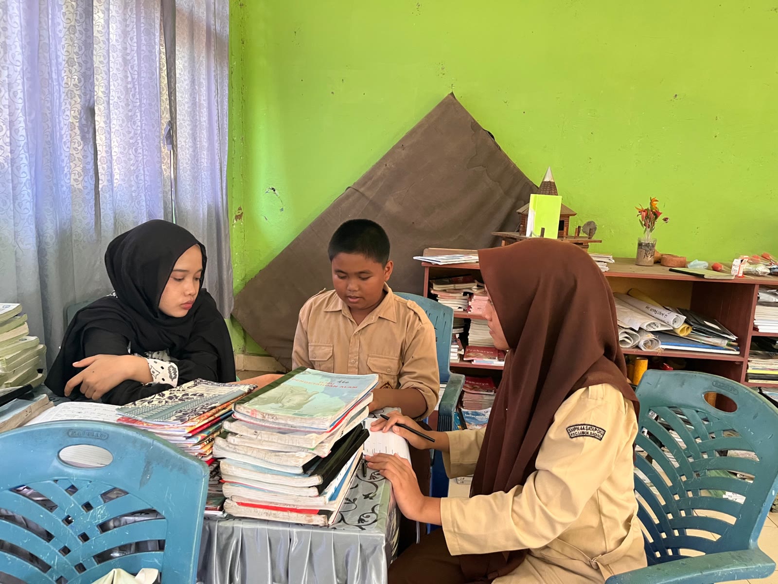 Guru dan peserta didik berdiskusi dalam kegiatan pendampingan personal