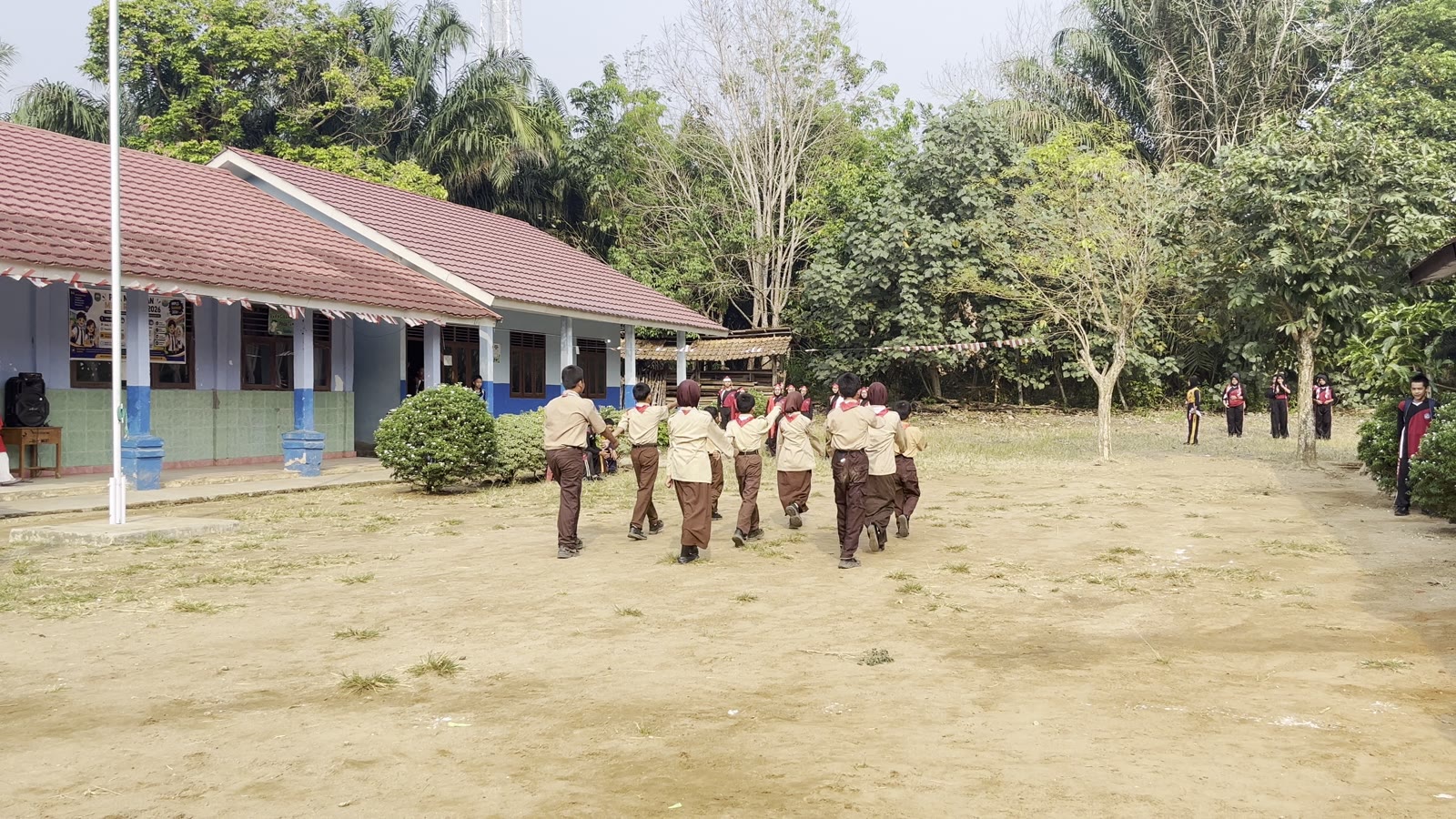 Peserta didik mengikuti kegiatan lapangan bersama di lingkungan sekolah