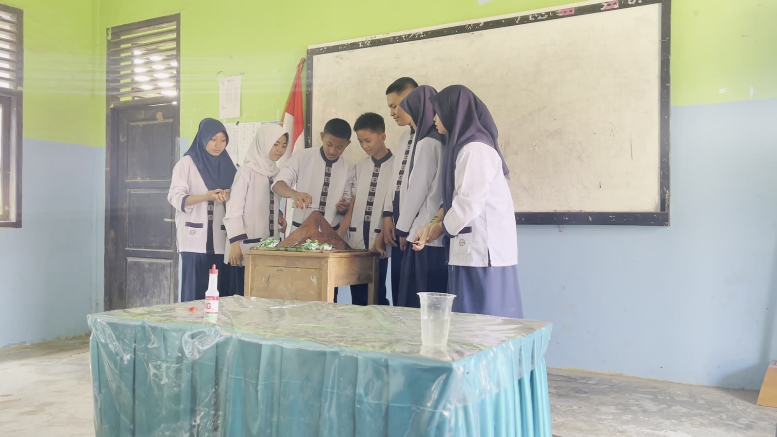 Kelompok peserta didik mempresentasikan hasil eksperimen di depan kelas