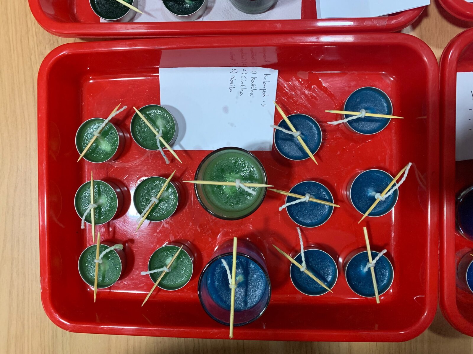 Kumpulan karya lilin berwarna buatan peserta didik dalam kegiatan S3I